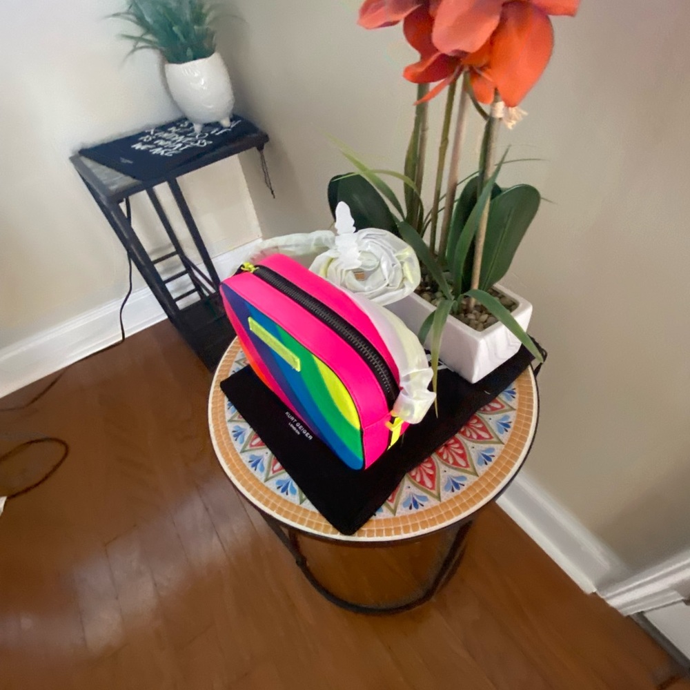 Kurt Geiger London Brixton Rainbow Camera Bag
NWT/NEW
Kurt Geiger - Picture 4 of 6